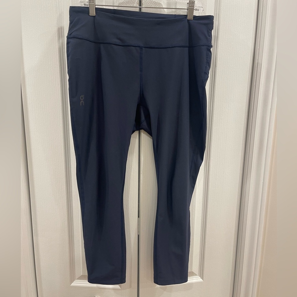 On Cloud Women’s navy Performance Active Thights leggings in size XL